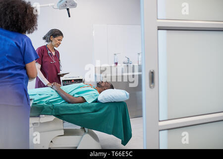 Chirurgo a parlare con il paziente, la preparazione per la chirurgia in clinica Foto Stock