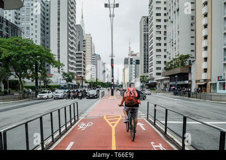 Sao Paulo SP, Brasile - 01 Marzo 2019: percorso ciclabile del Paulista Avenue (Avenida Paulista). Ciclista a cavallo sulle corsie di rosso in esclusiva per ciclisti Foto Stock