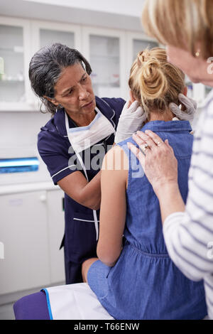 Medico donna esaminando ragazza paziente in sala esame Foto Stock