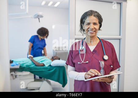 Ritratto fiducioso medico donna lavora in clinica Foto Stock
