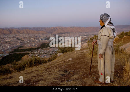 Uomo curdo indossando abiti tradizionali prendere in vista di Dohuk, regione curda dell'Iraq Foto Stock