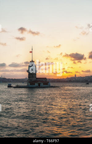 La fanciulla la torre in Üsküdar sul lato Asiatico del Bosforo, Istanbul, Turchia Foto Stock