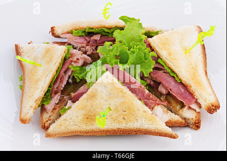 Panini con pollo, pancetta e verdura iso Foto Stock