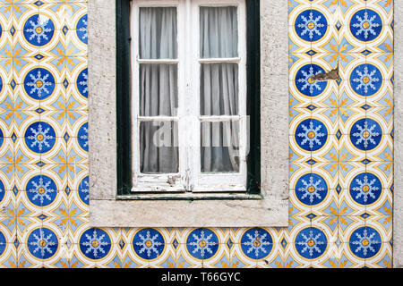 Tradizionali mattonelle ornamentali sulla facciata della casa in Cascais e Sintra Foto Stock