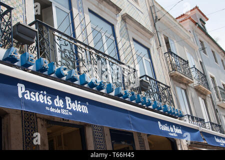 Famoso ed originale Pasteis de nata nel panificio originale in cui essi sono stati inventati in Belem Foto Stock