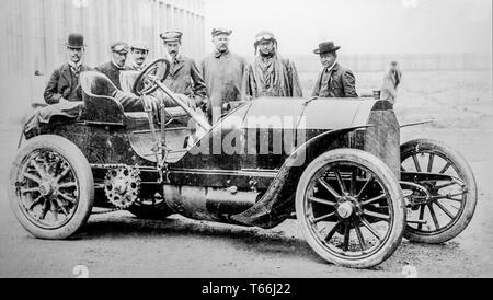 Archiviazione di vecchie foto in bianco e nero che mostra la fabbrica-backed / driver racer e Mercedes 90 hp racing auto del 1904 Foto Stock