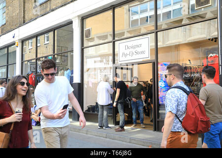 Negozi alla moda su Dray Walk, off vibrante domenica Brick Lane market, nella zona est di Londra, Regno Unito Foto Stock