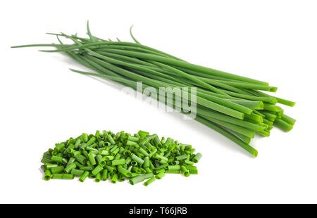 Mazzetto di erba cipollina e di erba cipollina tritata isolati su sfondo bianco Foto Stock