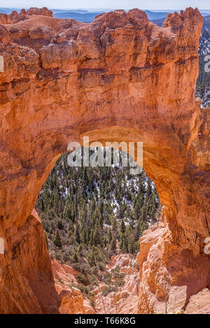 Il Ponte naturale di formazione di roccia. Parco Nazionale di Bryce Canyon, Utah, Stati Uniti d'America. Foto Stock
