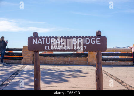 Il Ponte naturale di segno di elevazione. Parco Nazionale di Bryce Canyon, Utah, Stati Uniti d'America. Foto Stock