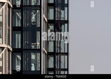 Persone in ascensori a Riverlight appartamento Quay edifici nel sud di Londra il 27/08/2017 Foto Stock