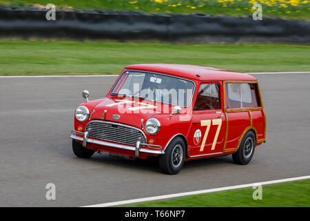 1964 Austin Mini Countryman con autista Mark Burnett durante il Betty Richmond Trophy gara al 77th Goodwood GRRC Assemblea dei Soci, Sussex, Regno Unito. Foto Stock