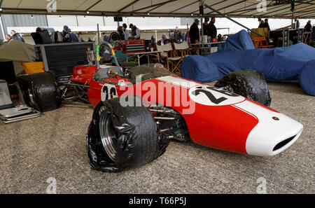 1967 Brabham-Ford BT21 nel paddock con nuovo, ancora avvolti, ruote e tryres nella 77a Goodwood GRRC Assemblea dei Soci, Sussex, Regno Unito. Foto Stock