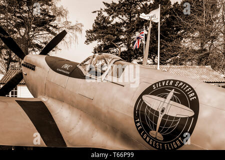 1943 Mk.IX Supermarine Spitfire argento,CBAF IX 970, promuovere "Best of British' in tutto il mondo. 77Th Goodwood GRRC Assemblea dei Soci, Sussex, Regno Unito Foto Stock