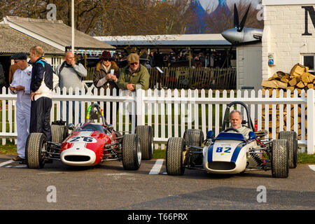 1967 Brabham-Ford BT21 e 1969 Tecno-Ford nel paddock di contenimento per il Derek Bell Cup gara al 77th Goodwood GRRC Assemblea dei Soci, Sussex, Regno Unito. Foto Stock