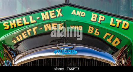 Cofano riflessioni sul 1935 Dennis Shell-Mex e BP autocisterna di carburante nella 77a Goodwood GRRC Assemblea dei Soci, Sussex, Regno Unito. Foto Stock