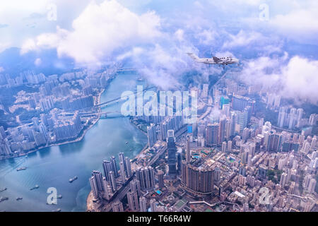 Skyline di Hong Kong antenna. Vista in Tsing Tsuen road e Tsing Yi Island. Private jet vola a Hong Kong. In aereo su urban skyline. Foto Stock