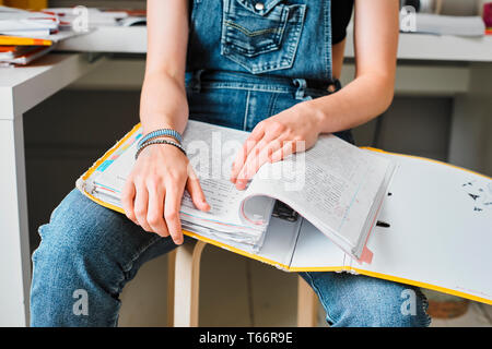 Femmina giovane studente di college con il legante studiare Foto Stock