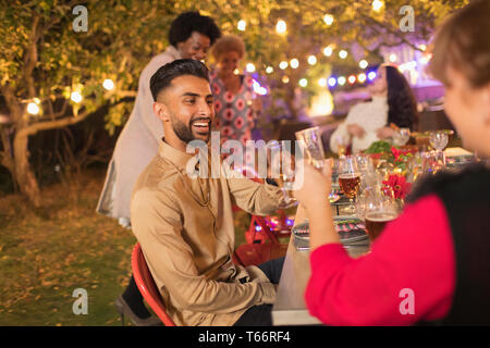 Happy amici di gustare la cena party in giardino Foto Stock