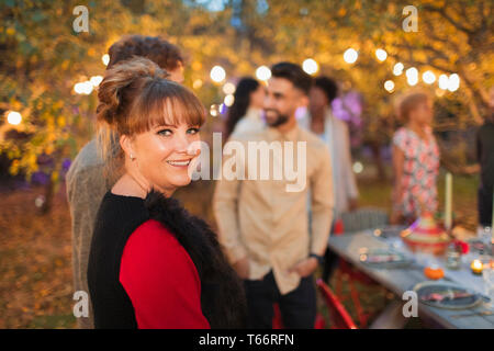 Ritratto di donna sorridente di gustare la cena party in giardino Foto Stock