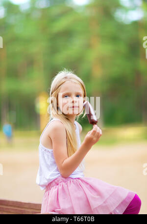 Bambina mangia stick bar gelateria Eskimo pie Foto Stock