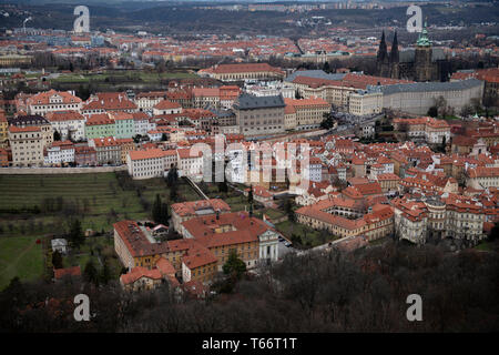 La vista del Castello di Praga e la Cattedrale di San Vito da Petrin torre di osservazione, la collina di Petrin, Praga, Repubblica Ceca Foto Stock