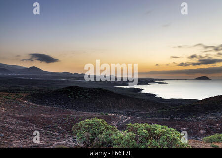 Guardando verso il Montana Roja, montagna rossa, dal Montana Amarilla, gialle di montagna, sulla costa orientale di Tenerife all'alba, Isole Canarie, Spagna Foto Stock