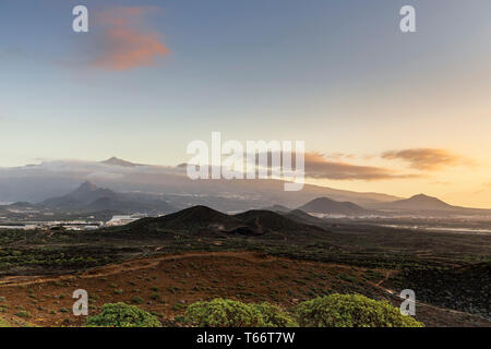 Guardando verso il vulcano del Monte Teide All'alba dal Montana Amarilla, gialle di montagna, Tenerife, Isole Canarie, Spagna Foto Stock