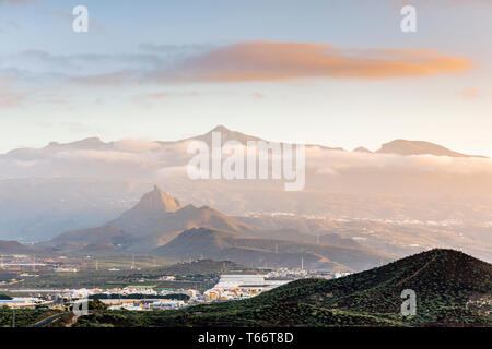 Guardando verso il vulcano del Monte Teide All'alba dal Montana Amarilla, gialle di montagna, Tenerife, Isole Canarie, Spagna Foto Stock