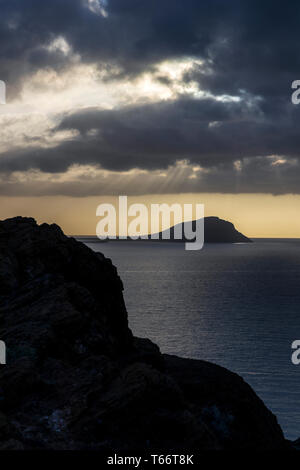 Guardando verso il Montana Roja, montagna rossa, dal Montana Amarilla, gialle di montagna, sulla costa orientale di Tenerife all'alba, Isole Canarie, Spagna Foto Stock