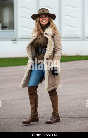 Carol Vorderman a Chepstow Racecourse a guardare il suo cavallo 'Subway Surf racing'. Foto Stock