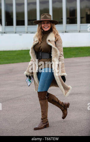 Carol Vorderman a Chepstow Racecourse a guardare il suo cavallo 'Subway Surf racing'. Foto Stock