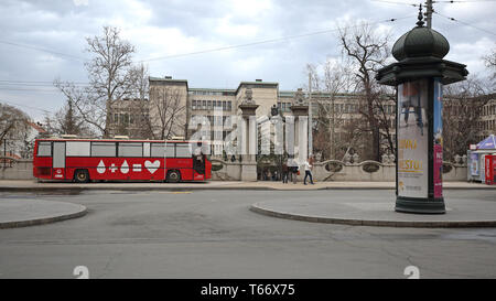 A Belgrado, in Serbia - Febbraio 14, 2016: la donazione di sangue rosso autobus parcheggiato presso il parco della città di Belgrado, Serbia. Foto Stock