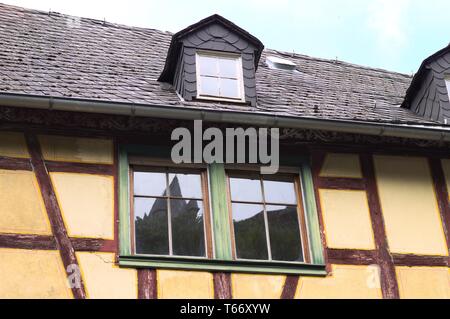 Windows in una casa in legno e muratura (Bacharach, Germania, Europa) Foto Stock