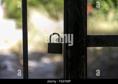 Silhouette di un vecchio grungy serratura a chiave Foto Stock