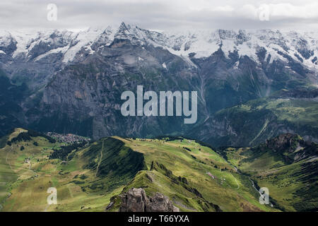 Visualizza in basso a Mürren dal Birg stazione della funivia, con il massiccio Jungfrau e la valle di Lauterbrunnen oltre, Oberland bernese, Svizzera Foto Stock