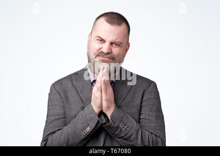 Uomo di speranza a unirvi nella preghiera per chiedere aiuto Foto Stock
