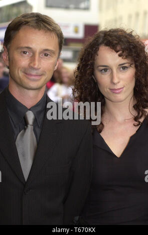 La Edinburgh Film Festival ha preso il via questa sera ( Domenica 13/8/00 ) presso il cinema Odeon con il ballerino di pellicola al buio con protagonista Bjork, chi non era in presenza. Robert Carlyle e sua moglie arrivano. © 2000 Roger Donovan, Media Foto, 4 Thornyhall, Dalkeith, Edimburgo. EH22 2a. TEL: 0131 6605942. MOBILE: 0411 325100 Numero di Partita IVA: 703 5639 44. e-mail:media.photos@dial.pipex.com www.media.photos.dial.pipex.com Foto Stock