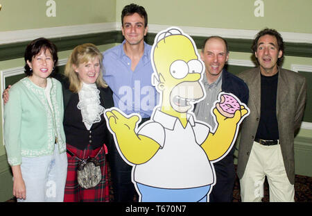 Festeggia i dieci anni di The Simpsons sul cielo uno, The Simpsons Mania Tour iniziato al montaggio camere in Edinburgh stasera, Lunedì 14/8/00. Le voci dietro i caratteri eseguita una rara vivere leggere di uno degli script coadiuvata dal creatore della serie Matt Groening. Da sinistra a destra sono , Yeardley Smith ( Lisa Simpson ) Nancy Cartwright (Bart) Hank Azaria (Moe ) Dan Castellaneta ( Omero ) e Harry Shearer ( Mr Burns ). Foto Stock