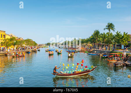 Tradizionale vietnamita barche da pesca, decorate con lanterne di seta ed essendo utilizzato per trasportare i turisti sul figlio Thu Bon River, Hoi An, Vietnam Asia Foto Stock