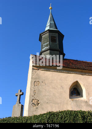 Chiesa in Chvojinek vicino a Benesov, tipica chiesa ceca sulla collina Foto Stock