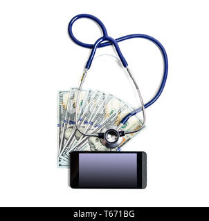 Uno stetoscopio sulle fatture del dollaro e il telefono cellulare con il vuoto nella schermata mockup per la tua immagine su sfondo bianco Foto Stock