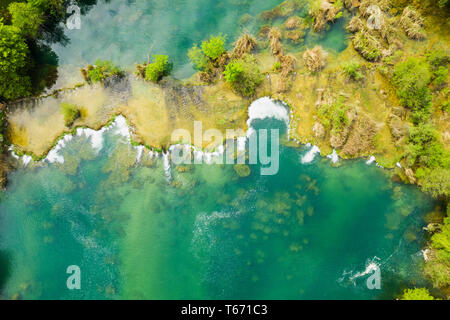 Natura croata, belle cascate sul fiume Mreznica da aria, vista panoramica in primavera, una popolare destinazione turistica Foto Stock