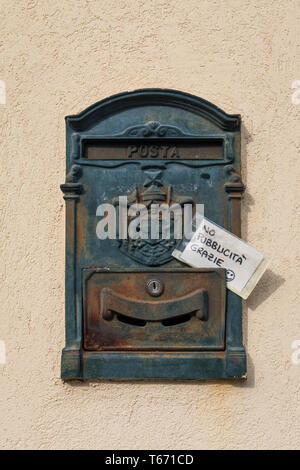 Mailbox con richiesta di nessun materiale pubblicitario in lingua italiana, nessun avviso publicita Foto Stock