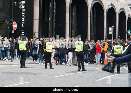 La polizia si è spostata di una folla dal 2019 la maratona di Londra. La polizia a cavallo corse verso la folla e un motociclista caduto da cavallo. Foto Stock