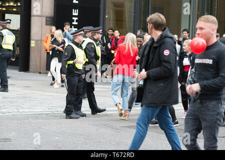 La polizia si è spostata di una folla dal 2019 la maratona di Londra. La polizia a cavallo corse verso la folla e un motociclista caduto da cavallo. Foto Stock