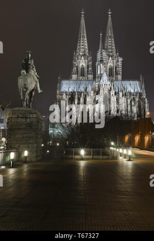 La cattedrale di Colonia e il Hohenzollern ponte ferroviario Foto Stock