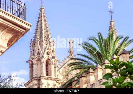 Statua della Vergine Maria in cima alla Cattedrale la Seu, Palma de Mallorca Cattedrale Spagna Europa Foto Stock