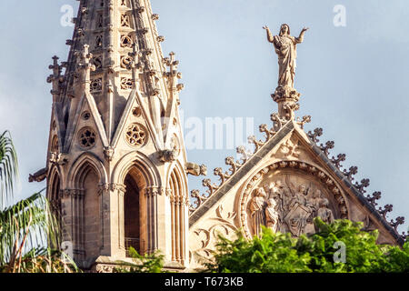 Statua Maria Vergine in cima alla Cattedrale la Seu, Palma Mallorca Spagna architettura gotica europea Foto Stock