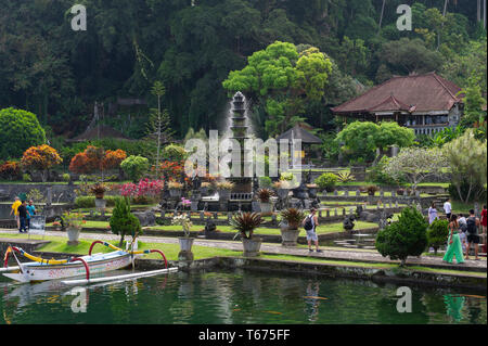 La fontana ornata di Taman Tirtagangga (l'acqua Royal Palace e Giardini) a Bali, in Indonesia Foto Stock